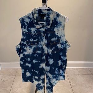 I am selling a vest. It is a thin vest.